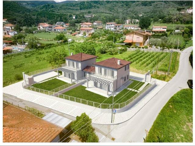 Villa Indipendente in vendita a Isola, Luni