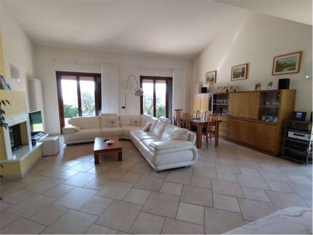 Villa Indipendente in vendita a Isola, Luni