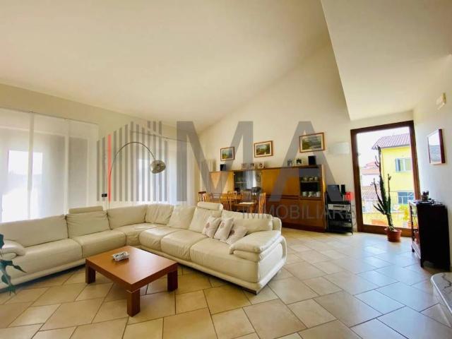 Villa Indipendente in vendita a Isola, Luni