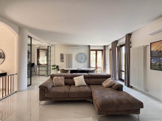 Villa Indipendente in vendita a Dogana, Luni
