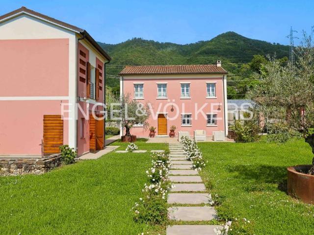 Villa Indipendente in vendita a Isola, Luni