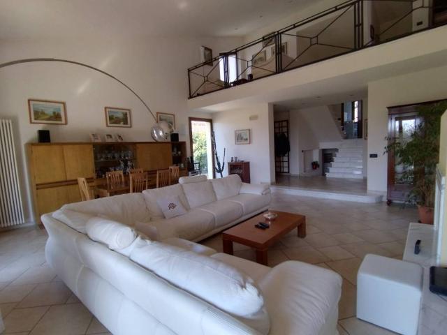 Villa Indipendente in vendita a Dogana, Luni