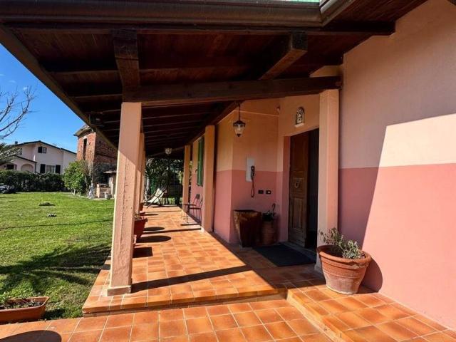 Villa Indipendente in vendita a Isola, Luni