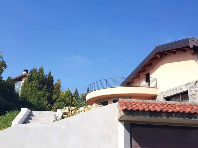 Villa Indipendente in vendita a Lurago D'erba, Lombardia