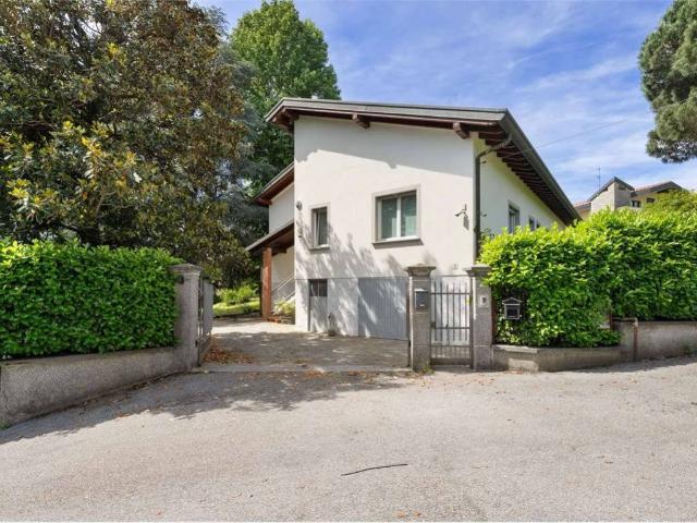 Villa Indipendente in vendita a Lurago D'erba, Lombardia