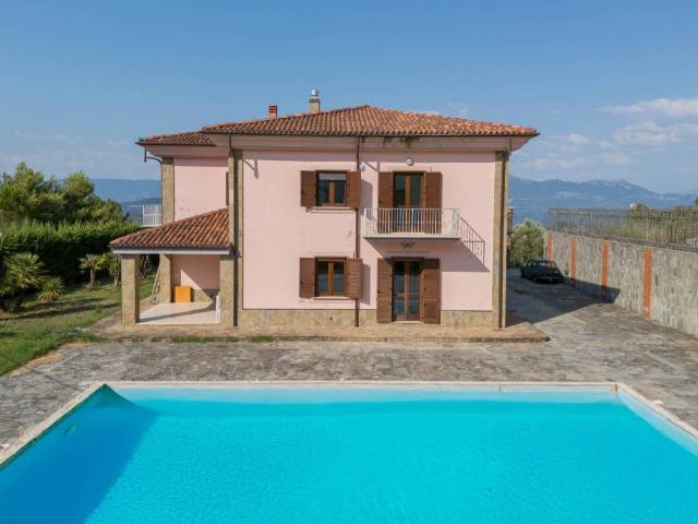 Villa Indipendente in vendita a Lustra, Campania