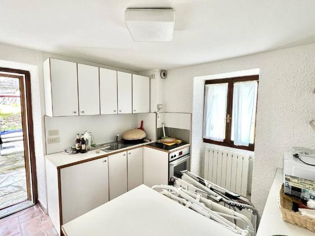 Villa Indipendente in vendita a Comunità Montana Valli del Verbano, Maccagno