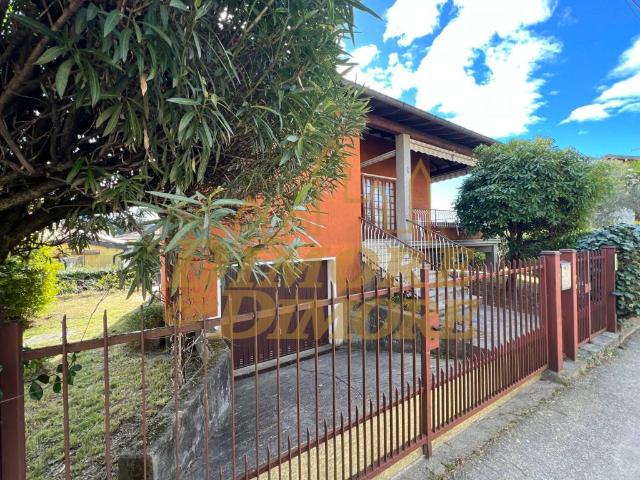Villa Indipendente in vendita a Comunità Montana Valli del Verbano, Maccagno
