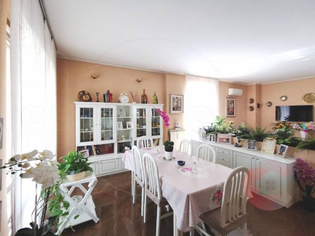 Villa Indipendente in vendita a Magenta, Lombardia