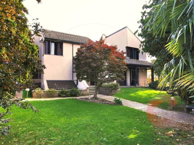 Villa Indipendente in vendita a Magenta, Lombardia