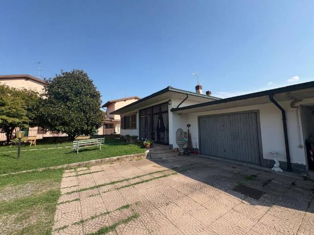 Villa Indipendente in vendita a Magherno, Pavia