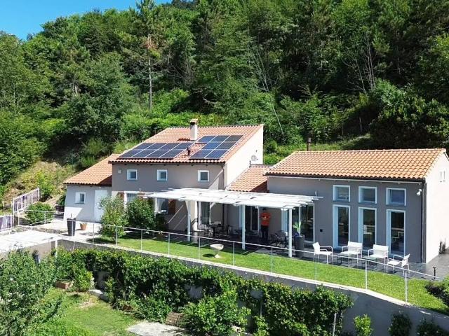 Villa Indipendente in vendita a Magliolo, Liguria