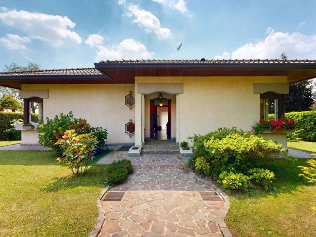 Villa Indipendente in vendita a Malnate, Lombardia