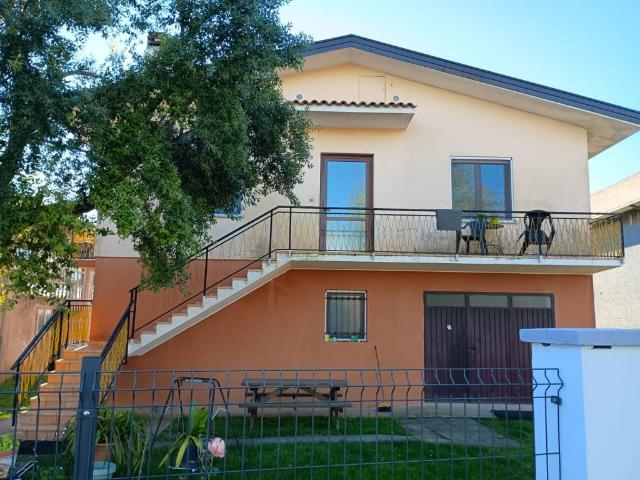 Villa Indipendente in vendita a Manzano, Friuli-Venezia Giulia