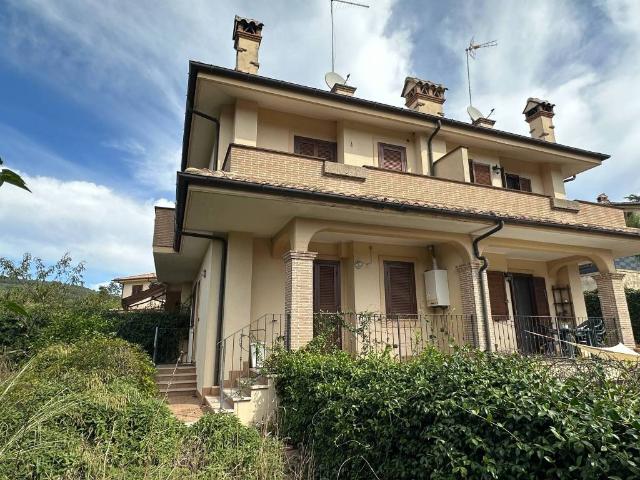 Villa Indipendente in vendita a Quadroni, Manziana