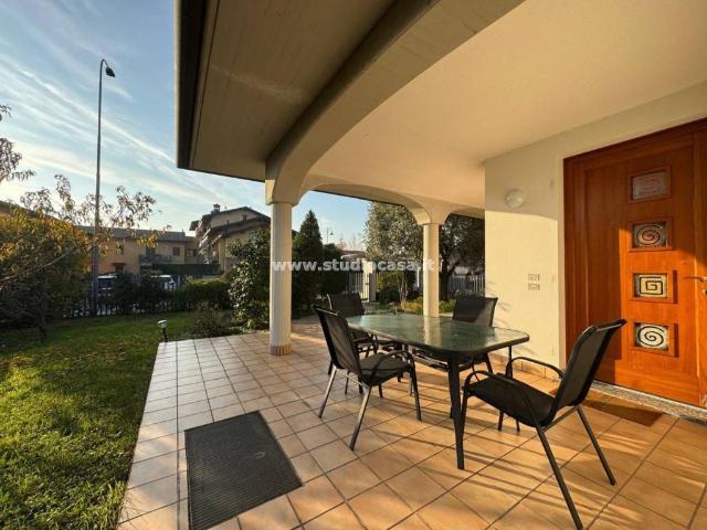 Villa Indipendente in vendita a Mapello, Lombardia
