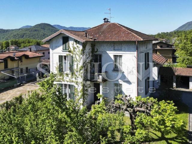 Villa Indipendente in vendita a Comunità Montana del Piambello, Marchirolo