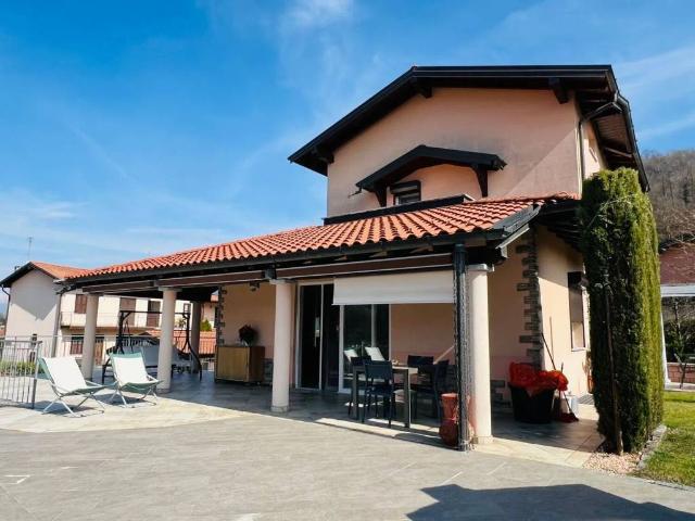 Villa Indipendente in vendita a Comunità Montana del Piambello, Marchirolo