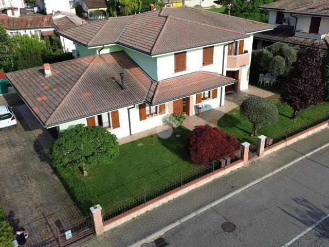 Villa Indipendente in vendita a Marmirolo, Lombardia