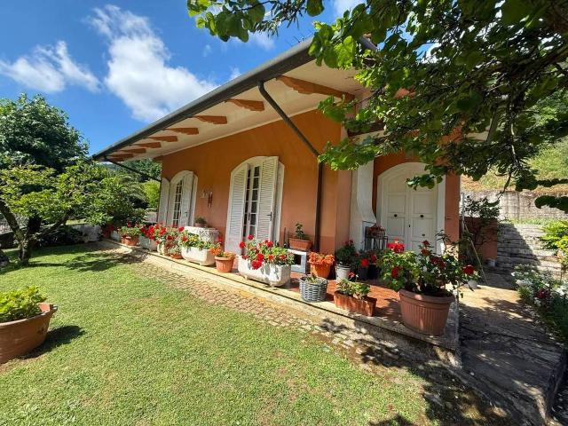 Villa Indipendente in vendita a Marina Di Massa, Toscana