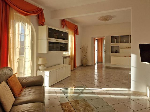 Villa Indipendente in vendita a Marina Di Massa, Toscana