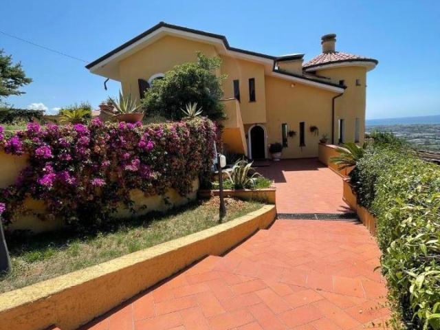 Villa Indipendente in vendita a San Lorenzo, Marina Di Massa