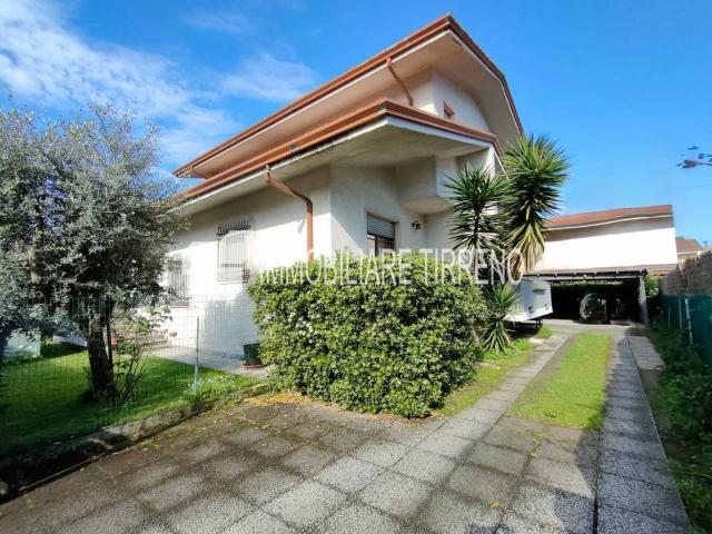 Villa Indipendente in vendita a Marina di Massa, Marina Di Massa