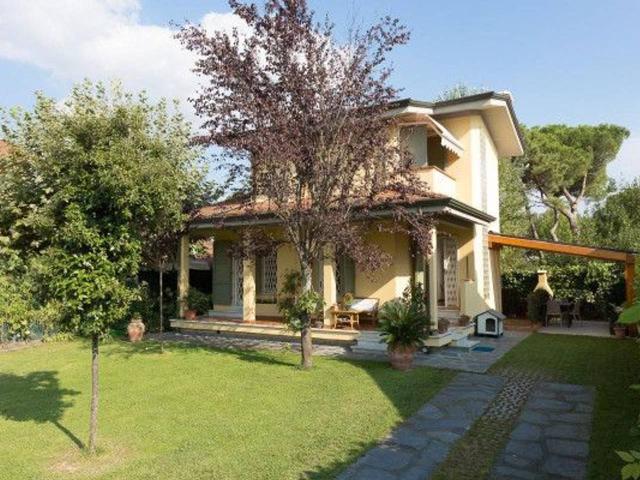 Villa Indipendente in vendita a San Carlo, Marina Di Massa