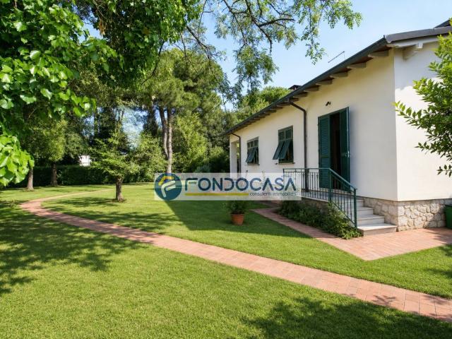Villa Indipendente in vendita a Marina di Massa, Marina Di Massa