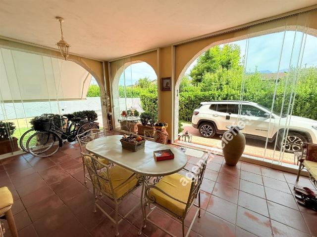Villa Indipendente in vendita a Marina di Massa, Marina Di Massa