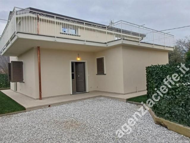 Villa Indipendente in vendita a Marina di Massa, Marina Di Massa