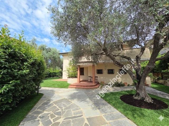 Villa Indipendente in vendita a Cervara, Marina Di Massa
