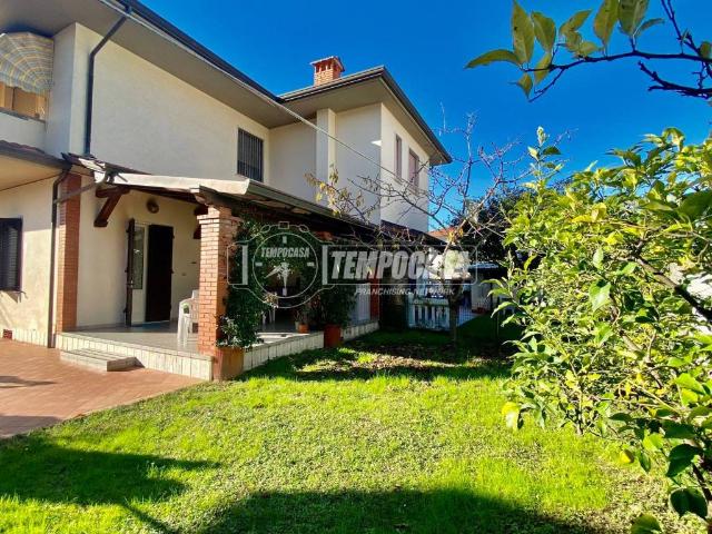 Villa Indipendente in vendita a Marina di Massa, Marina Di Massa