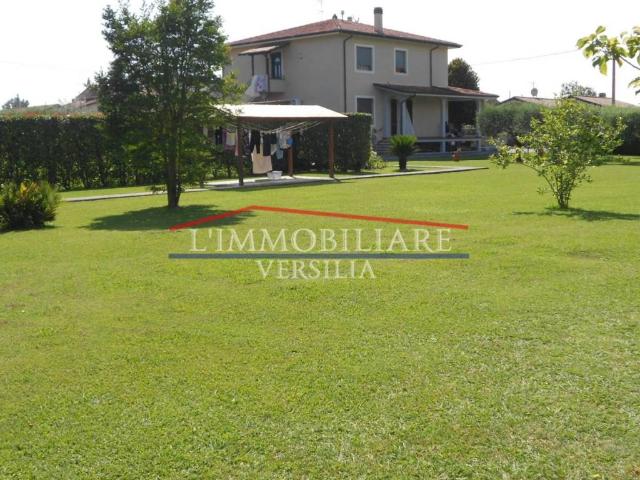 Villa Indipendente in vendita a Marina di Massa, Marina Di Massa