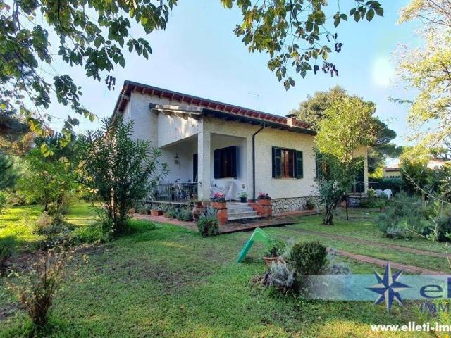 Villa Indipendente in vendita a Marina di Massa, Marina Di Massa