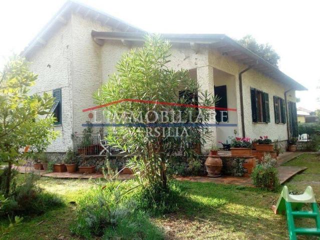 Villa Indipendente in vendita a Marina di Massa, Marina Di Massa