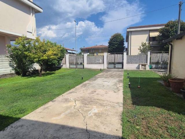 Villa Indipendente in vendita a Marina di Massa, Marina Di Massa