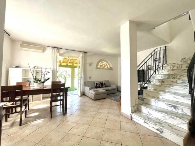 Villa Indipendente in vendita a San Lorenzo, Marina Di Massa