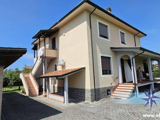 Villa Indipendente in vendita a Marina di Massa, Marina Di Massa