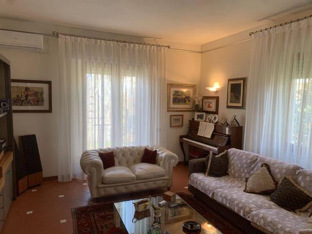 Villa Indipendente in vendita a Romagnano, Marina Di Massa