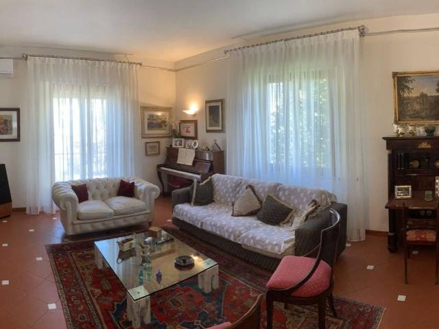 Villa Indipendente in vendita a Romagnano, Marina Di Massa