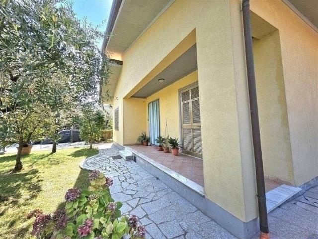 Villa Indipendente in vendita a Marina di Massa, Marina Di Massa