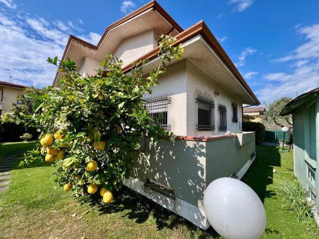 Villa Indipendente in vendita a Marina di Massa, Marina Di Massa