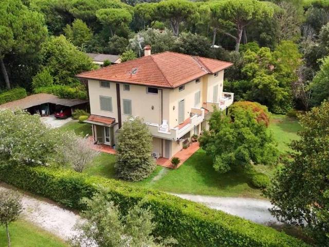 Villa Indipendente in vendita a Marina di Massa, Marina Di Massa
