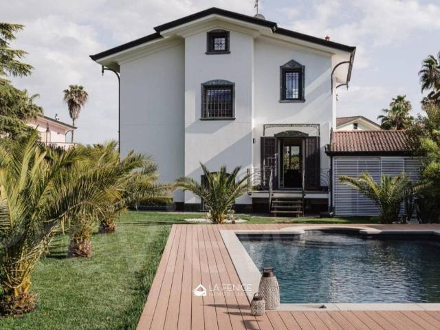 Villa Indipendente in vendita a Marina Di Massa, Toscana