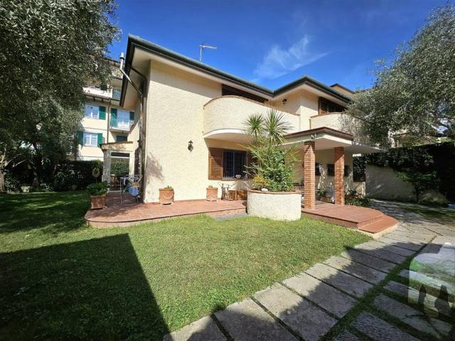Villa Indipendente in vendita a San Carlo, Marina Di Massa