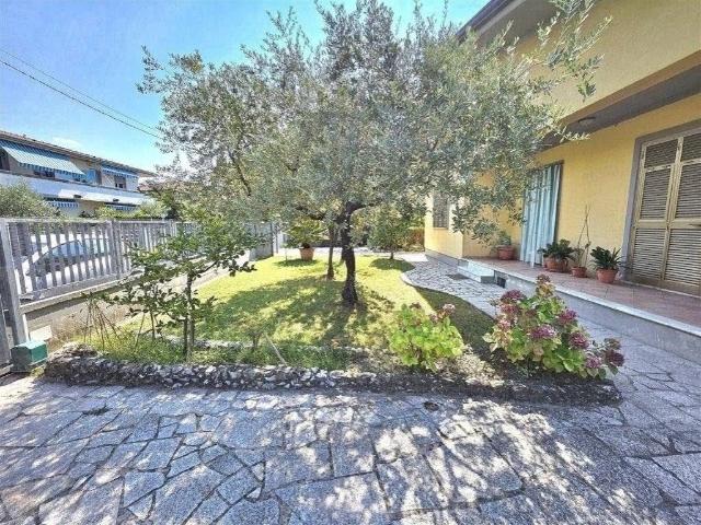 Villa Indipendente in vendita a Marina di Massa, Marina Di Massa