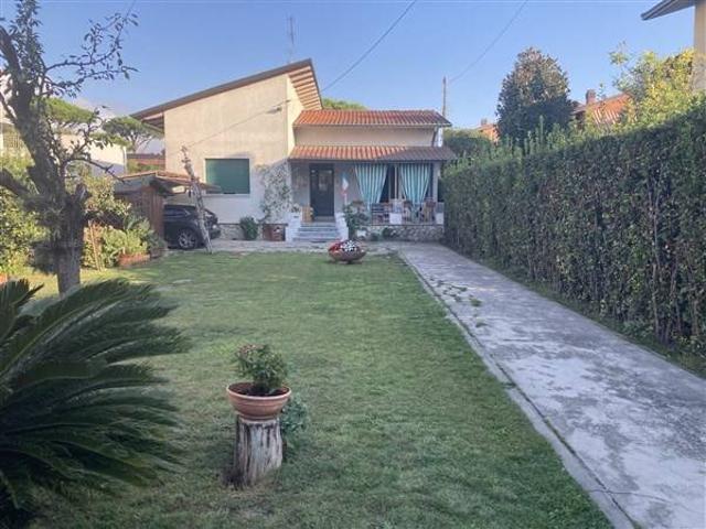 Villa Indipendente in vendita a Marina di Massa, Marina Di Massa