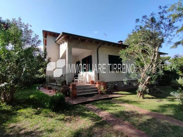 Villa Indipendente in vendita a Marina di Massa, Marina Di Massa