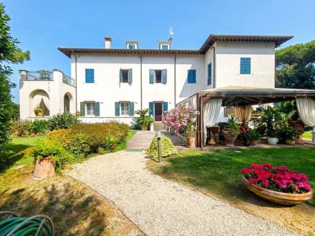 Villa Indipendente in vendita a Poveromo, Massa